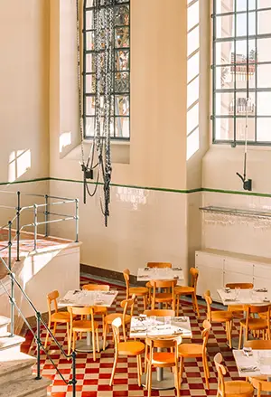 Espaço com mesas de refeição