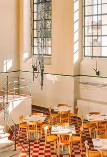 Espaço com mesas de refeição