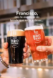 Brinde de dois copos de cerveja