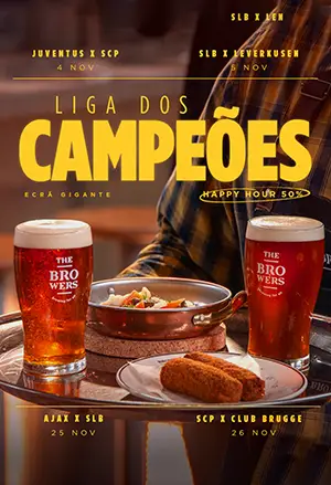 Dois copos de cerveja em cima de uma mesa com petiscos