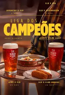 Dois copos de cerveja em cima de uma mesa com petiscos