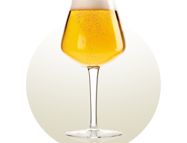 Copo de cerveja tipo Teku, com design moderno, taça angulada e haste longa, ideal para concentrar os aromas e destacar a aparência e o sabor de cervejas artesanais de diferentes estilos.