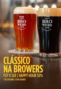 Dois copos de cerveja em cima de uma mesa