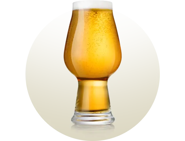 Copo de cerveja tipo IPA moderno, com base estreita e corpo que se alarga no meio e na parte superior, cheio com cerveja dourada e espuma cremosa, ideal para intensificar os aromas do lúpulo e preservar a carbonatação.