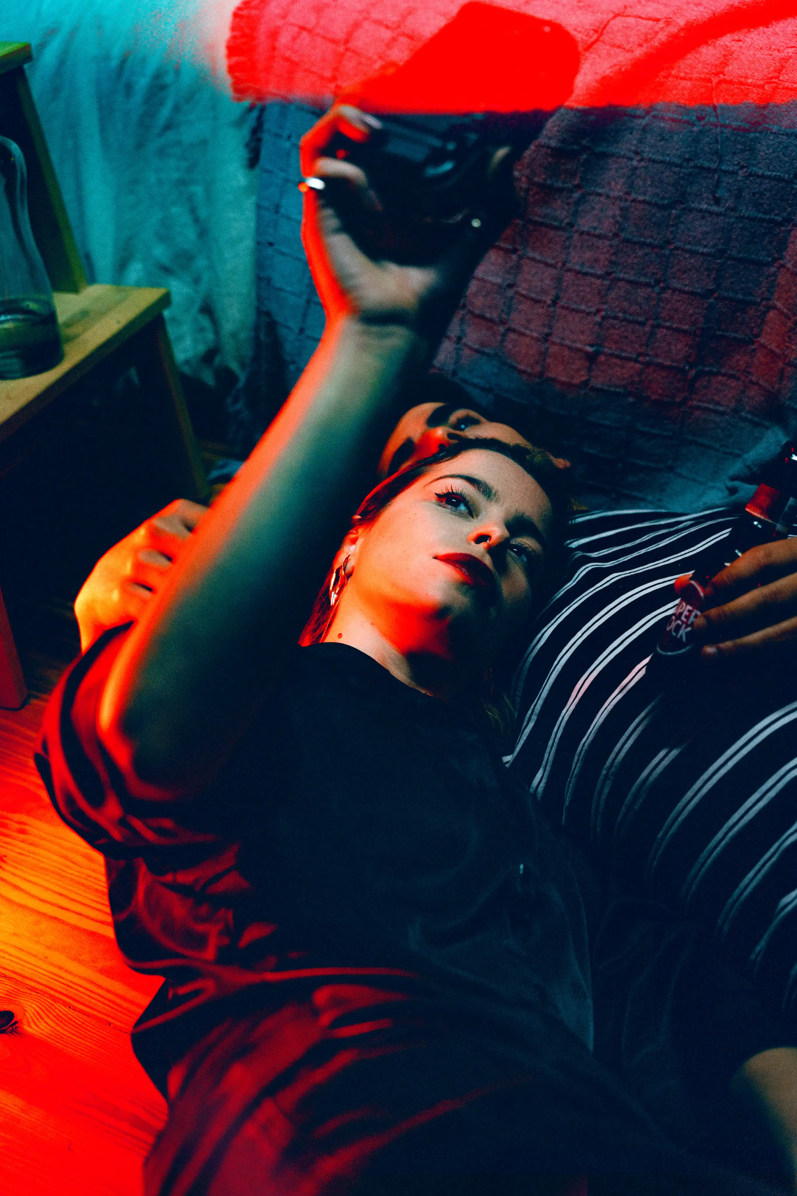 mulher deitada a mandar selfie